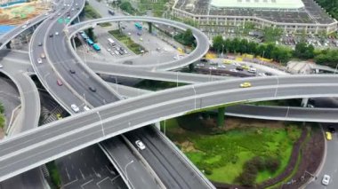 Şehirdeki otoyol ve üst geçidin havadan görüntüsü