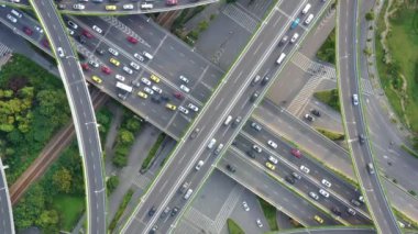 Şehirdeki otoyol ve üst geçidin havadan görüntüsü