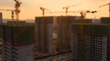 Gün batımında inşaat alanının havası