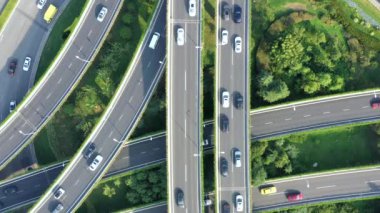 Şehirdeki otoyol ve üst geçidin havadan görüntüsü