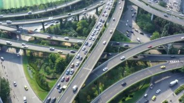 Şehirdeki otoyol ve üst geçidin havadan görüntüsü