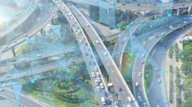 Hareket halindeki arabalarla yol kavşağının hava görüntüsü, otomatik pilot kavramı