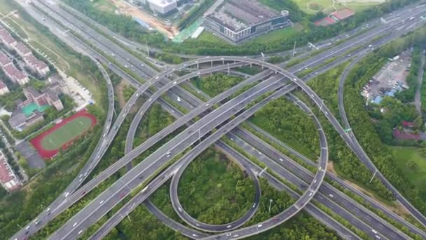 Flygfoto Över Motorväg Och Överfart Staden — Stockvideo