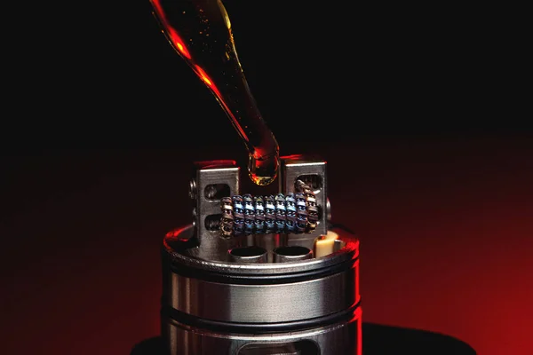 Applying liquid with nicotine in the coils on the RDA