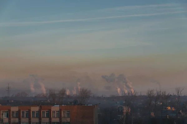 Smog sur la ville industrielle au coucher du soleil — Photo