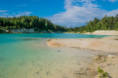 Göletin masmavi sahilde kum plaj