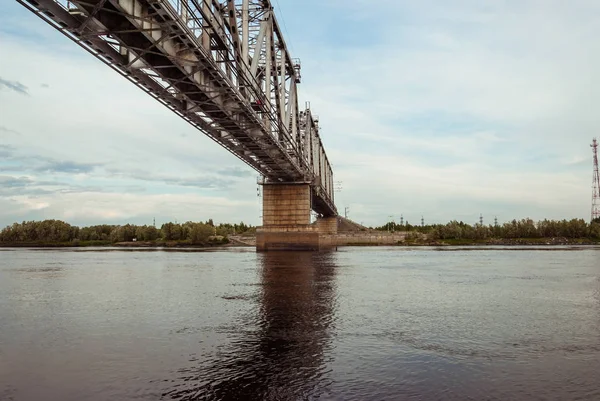 Залізничний міст через річку Agan — стокове фото