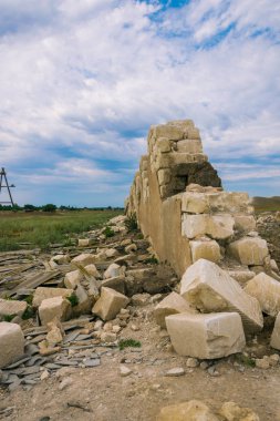 Beyaz tuğla tahrip olmuş duvar