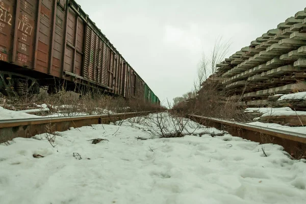 A ferrovia abandonada no inverno — Fotografia de Stock