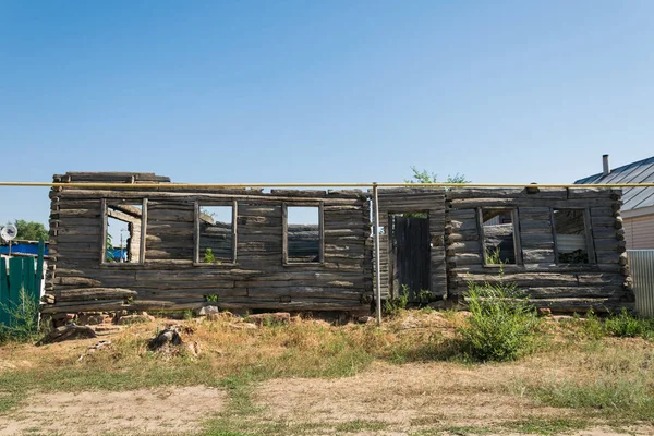 The old ruined, abandoned, cobblestone house in the village with — Stock Photo, Image