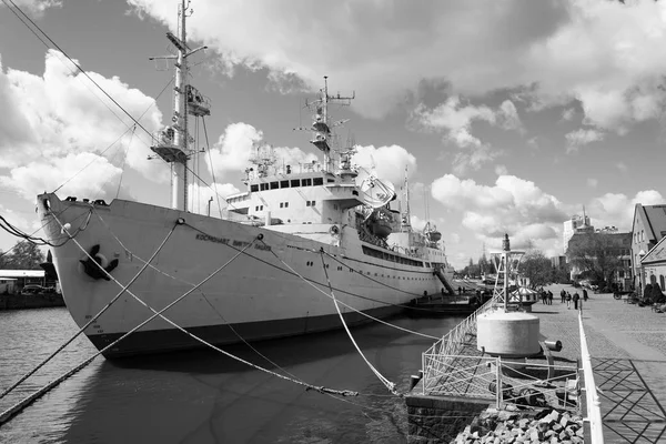 Kaliningrad Dünya Okyanus Müzesi sergi gemisiyle. — Stok fotoğraf