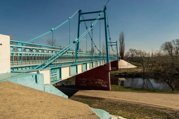 Un vieux pont bleu traversant la rivière à Tambov . — Photo