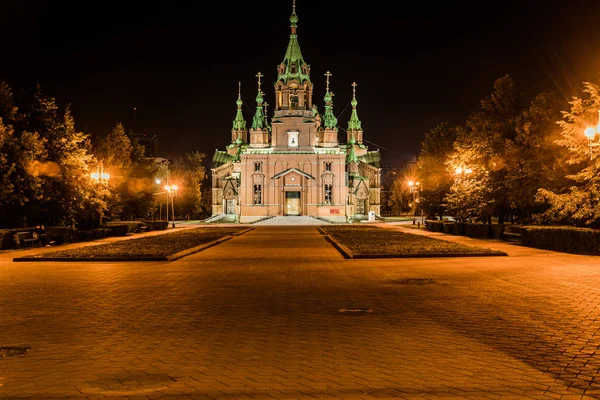 Chelyabinsk temple d'Alexandre Nevsky sur la place "Scarlet Fi — Photo
