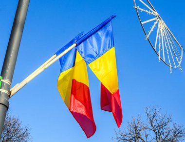 Güneş, Romanya Ulusal gün, mavi gökyüzünde Romanya bayrağı