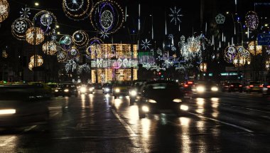 Renkli Noel ışıkları ve süs eşyaları, yıldız ve küreler