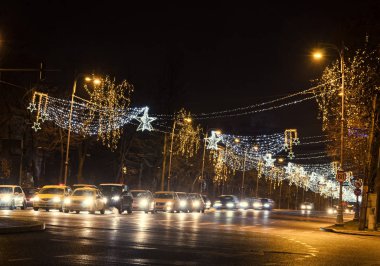 Renkli Noel ışıkları ve süs eşyaları, yıldız ve kar taneleri