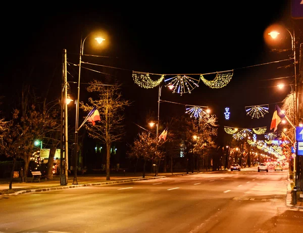 Luci e ornamenti natalizi colorati nel centro di Bucarest — Foto Stock