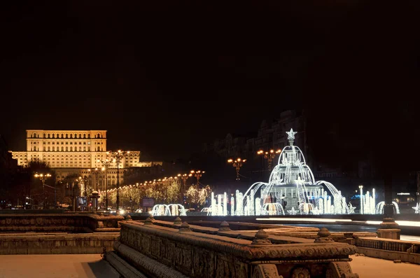 Brunnen angezündet und Ornamente vor dem Haus der Menschen — Stockfoto