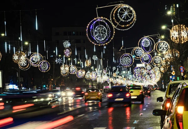 Farbige Weihnachtslichter und -schmuck, Sterne und Kugeln — Stockfoto