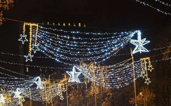 Barevná vánoční světla a ozdoby, hvězdy a vločky — Stock fotografie