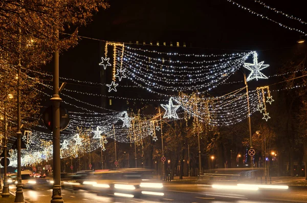 Luzes de Natal coloridas e ornamentos no centro da cidade de Bucareste — Fotografia de Stock