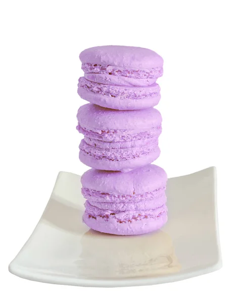 Macarrones dulces violeta, francés tradicional, crema, plato blanco , — Foto de Stock