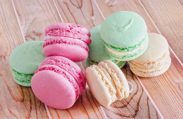 Macaroons doces coloridos, francês tradicional, creme, prato branco — Fotografia de Stock