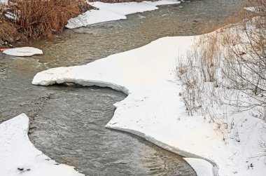 Buz ve kar ile kış zamanında Nehri Dağı