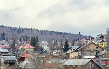 Romen dağ şehir ile renkli evleri, oteller