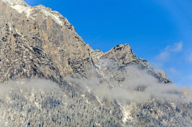 Kar Karpat Dağları, Bucegi dağ silsilesi, bulutlar,