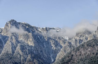 Romen Karpat Dağları, Bucegi aralığı ile bulutlar, kar