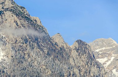 Romen Karpat Dağları, Bucegi aralığı ile bulutlar, kar