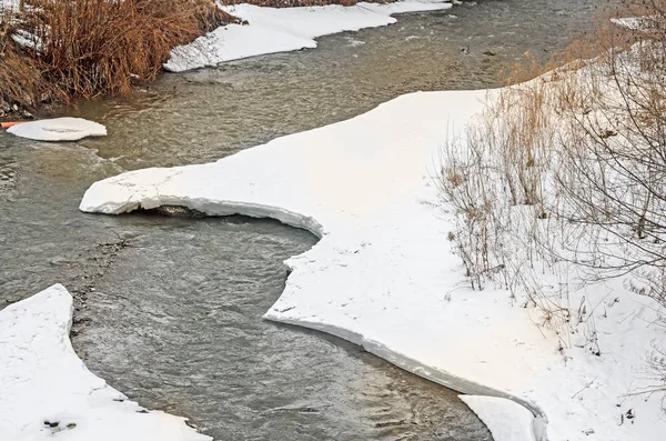 Buz ve kar ile kış zamanında Nehri Dağı