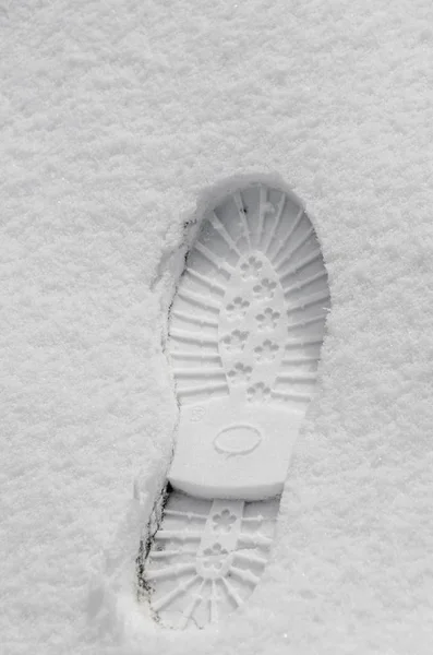 Passos na neve, marca de inicialização fechar ao ar livre — Fotografia de Stock