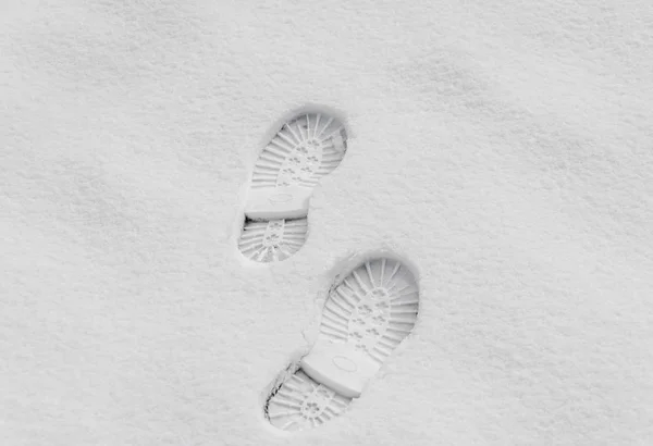 Passos na neve, marca de inicialização fechar ao ar livre — Fotografia de Stock