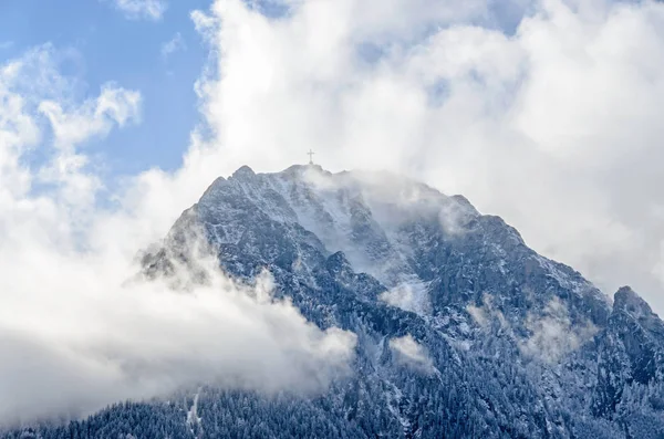 Karpatlar dağlar, Bucegi aralığıyla Caraiman üst çapraz