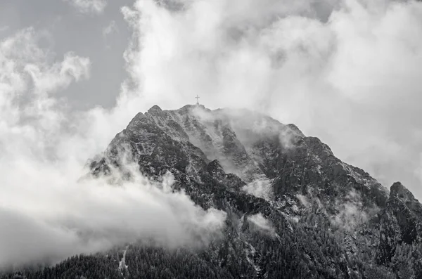 Karpatlar dağlar, Bucegi aralığıyla Caraiman üst çapraz