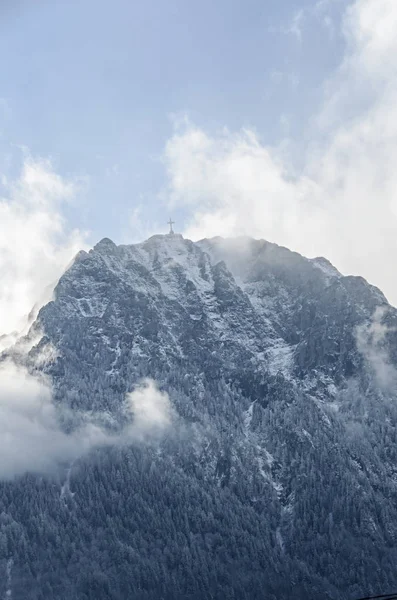 Montagnes des Carpates, gamme Bucegi avec Croix en haut de Caraiman — Photo