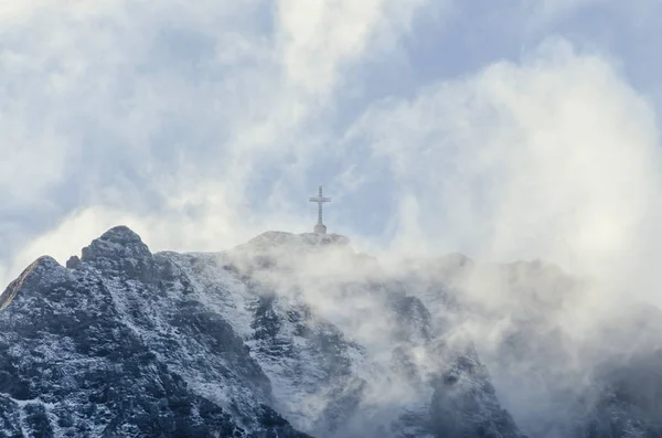 Montañas Cárpatos, cordillera Bucegi con Cruz en la cima de Caraimán — Foto de Stock