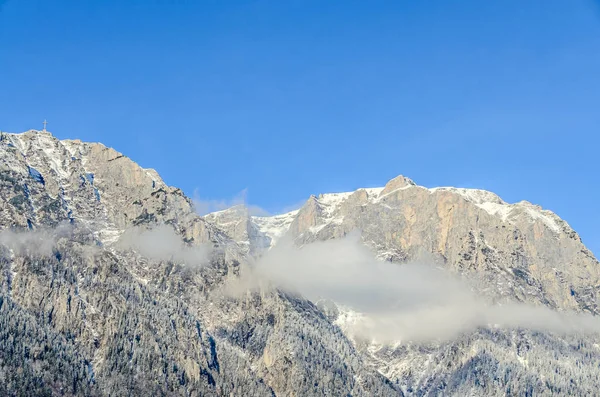 Romen Karpat Dağları, Bucegi aralığı ile bulutlar, kar