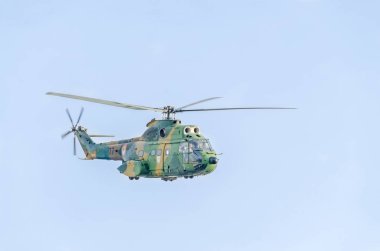 Mavi gökyüzünde eğitim pilotları Puma helikopter.
