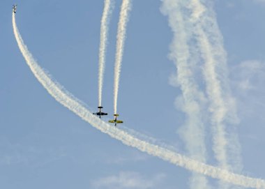 Mavi eğitim onun renkli uçaklar ile akrobasi pilotları