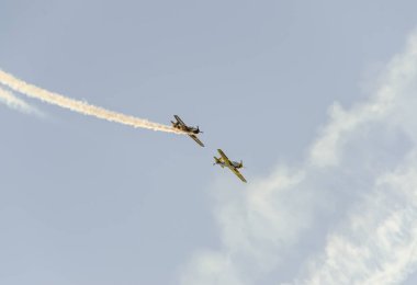  Akrobasi pilotları mavi gökyüzünde eğitim