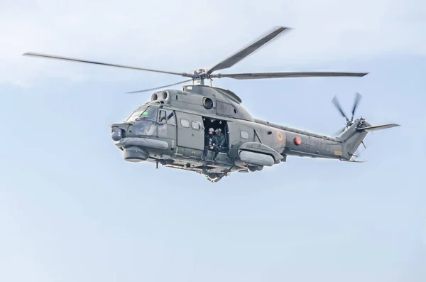 Puma vrtulník piloti školení na modré obloze. — Stock fotografie