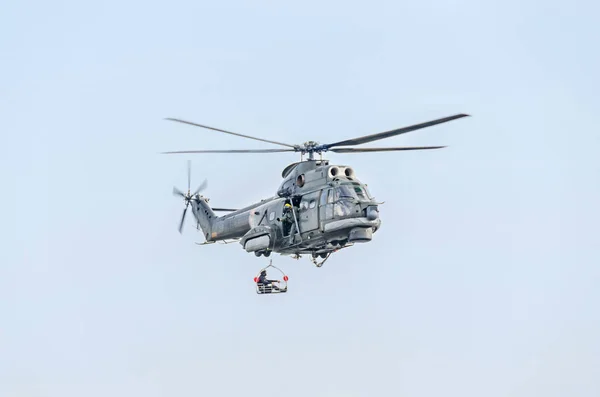 Puma-Hubschrauberpiloten beim Training am blauen Himmel. — Stockfoto