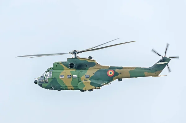 Formation de pilotes d'hélicoptère Puma dans le ciel bleu, vue latérale . — Photo