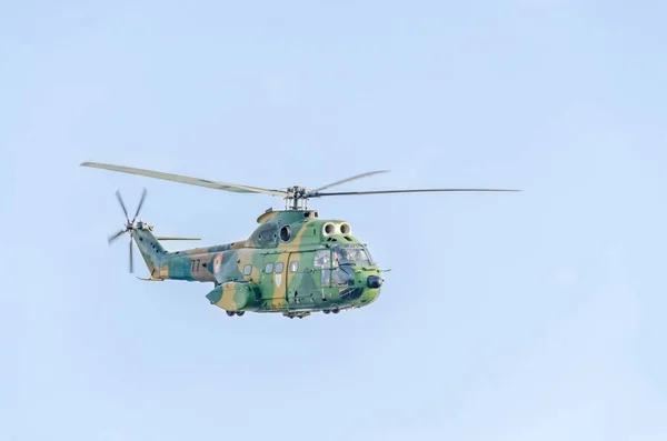 Puma vrtulník piloti školení na modré obloze. — Stock fotografie