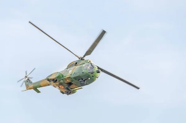 Pilotos de helicóptero Puma treinando no céu azul . — Fotografia de Stock
