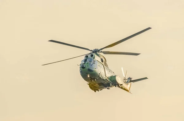 Puma-Hubschrauberpiloten beim Training am Himmel, Sonnenuntergang. — Stockfoto