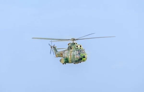 Pilotos de helicóptero Puma treinando no céu azul . — Fotografia de Stock